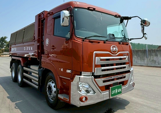 運送業務に使用するダンプの写真