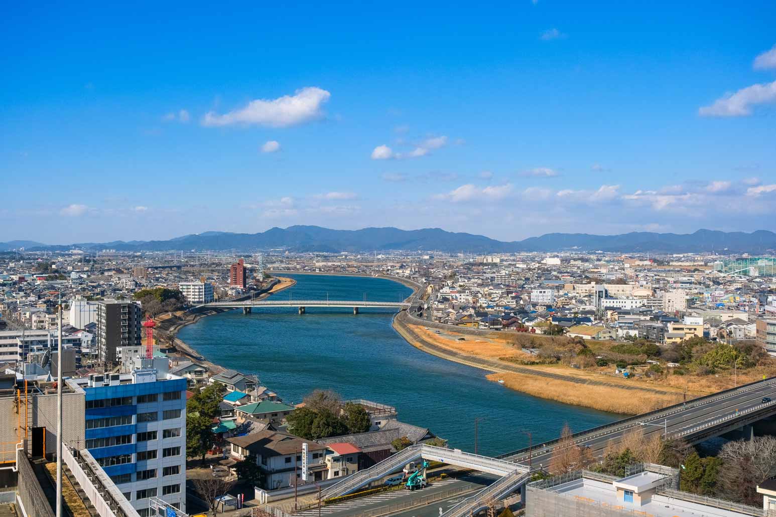 豊橋市役所から見る豊川と街並