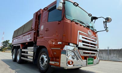 運送に使うダンプカー フロントから撮った写真
